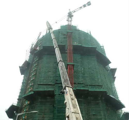 运城吊车在工地上作业